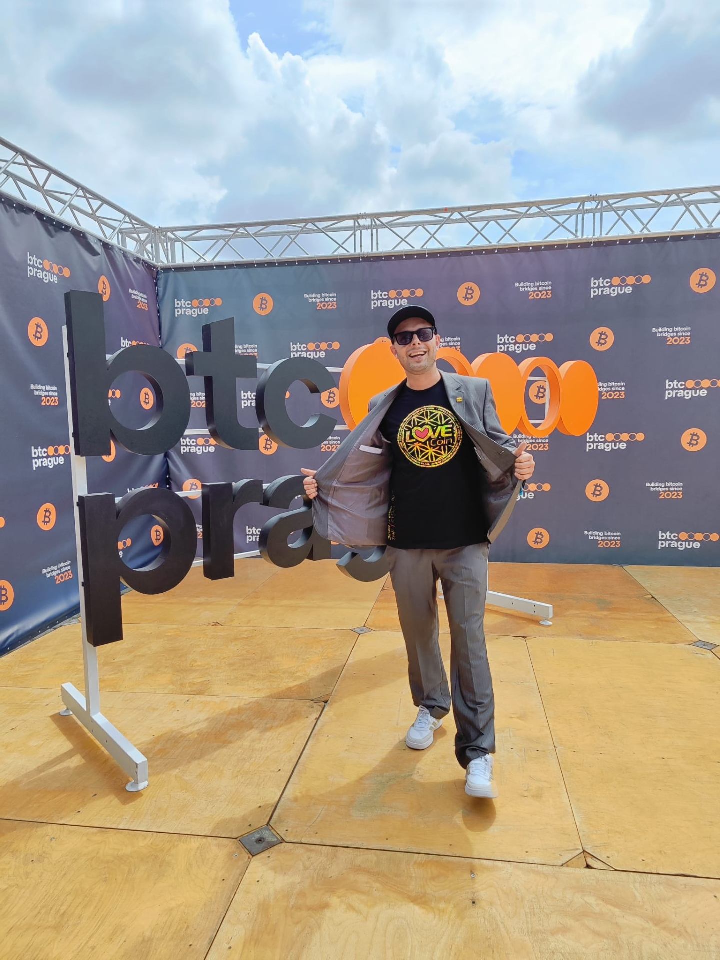 Miha pred BTC Prague znakom z LOVE Coin majico